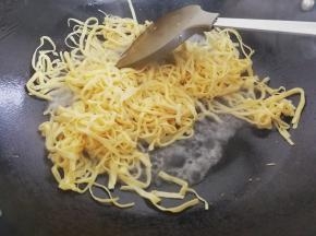 倒入百叶，加一勺清水炒至百叶变软，盛起来备用