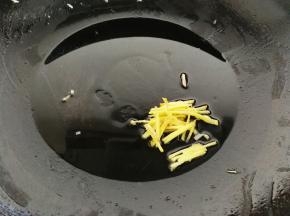 锅里加一点油，烧至八分热，倒入姜丝爆香
