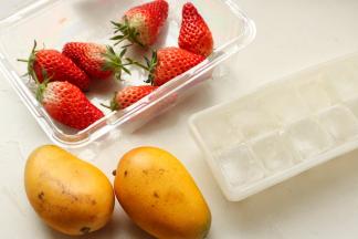 准备一些自己喜欢的水果，芒果和草莓正是季节，颜色鲜艳，味道软而甜，口感也是非常的赞。特别适合用来做刨冰。提前冻一些冰块。