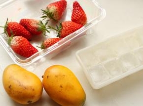 准备一些自己喜欢的水果，芒果和草莓正是季节，颜色鲜艳，味道软而甜，口感也是非常的赞。特别适合用来做刨冰。提前冻一些冰块。