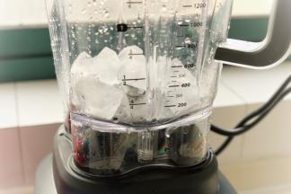 把冰块放入破壁机里，如果是夏天，最好把杯子放冰箱冷藏一会，因为天气太热的话冰块容易化。