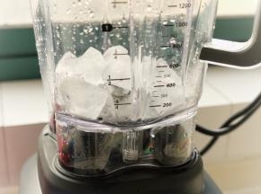 把冰块放入破壁机里，如果是夏天，最好把杯子放冰箱冷藏一会，因为天气太热的话冰块容易化。