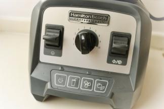 破壁机选择刨冰功能，一键启动机器，时间是55秒钟左右。