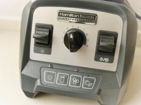 破壁机选择刨冰功能，一键启动机器，时间是55秒钟左右。