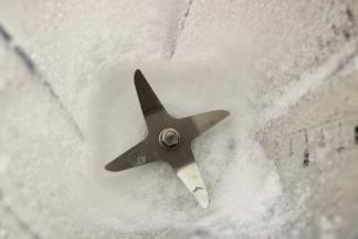 制作完成。就像是雪花一样，细腻均匀，蓬松而绵密，和专业刨冰机做的没有任何区别，越看越喜欢。有了破壁机，想吃刨冰变得太简单了。