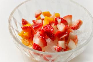 有了刨冰，想吃酸甜冰霜的水果刨冰还不是分分钟的事。把芒果和草莓切碎。块大块小都由你。当然种类也随你选择，我觉得口干软软的水果适合来做刨冰，像木瓜、芒果、猕猴桃、草莓等，颜色也漂亮的。