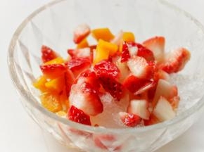 有了刨冰，想吃酸甜冰霜的水果刨冰还不是分分钟的事。把芒果和草莓切碎。块大块小都由你。当然种类也随你选择，我觉得口干软软的水果适合来做刨冰，像木瓜、芒果、猕猴桃、草莓等，颜色也漂亮的。