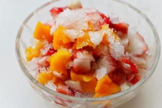 碗底先放一些刨冰，再铺一些水果和蜜红豆，浇一些酸奶和果酱，再铺一层刨冰，最上面再放上水果粒和蜜红豆以及少量刨冰。