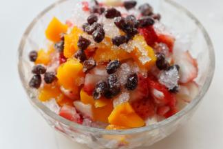 最后再浇上一些酸奶和果酱，少量刨冰中和口感。