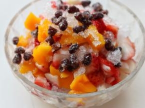 最后再浇上一些酸奶和果酱，少量刨冰中和口感。