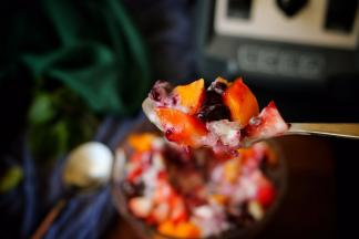 来一勺，口感是复合的，加上甜甜的水果，不会像单纯吃冰棒那么凉，又比单纯吃水果多了些乐趣，而且自己做的吃起来更是美味。