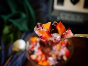 来一勺，口感是复合的，加上甜甜的水果，不会像单纯吃冰棒那么凉，又比单纯吃水果多了些乐趣，而且自己做的吃起来更是美味。