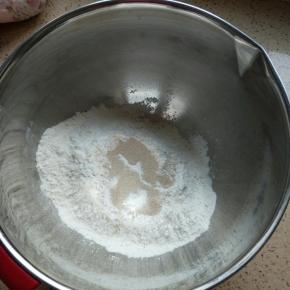面粉加入酵母粉搅拌均匀，加入水揉成光滑的面团。水不要一次性加入，没种面粉的吸水性不同，液体会有差别，分次加入。