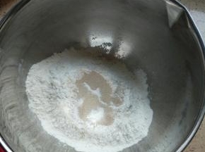 面粉加入酵母粉搅拌均匀，加入水揉成光滑的面团。水不要一次性加入，没种面粉的吸水性不同，液体会有差别，分次加入。