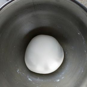 揉好的面团盖保鲜膜室温发酵到2倍大