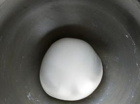 揉好的面团盖保鲜膜室温发酵到2倍大