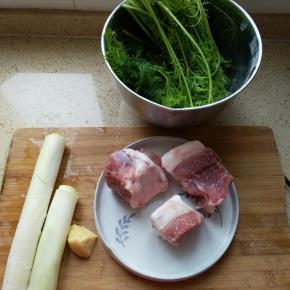 面团发酵的时候来准备馅料，茼蒿减去根部，洗净控水，猪肉剁成馅，葱姜切末