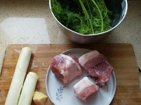 面团发酵的时候来准备馅料，茼蒿减去根部，洗净控水，猪肉剁成馅，葱姜切末