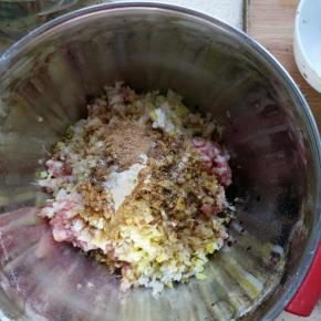 除茼蒿以外的所有调料放入盆里，朝一个方向搅拌