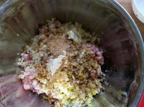 除茼蒿以外的所有调料放入盆里，朝一个方向搅拌