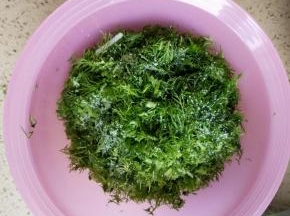 茼蒿切碎放入少许盐，稍微腌制一下，攥干水分，要不一会儿放在肉里会出好多水，影响口感！