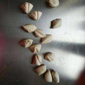 发酵好的面团，沾干粉排气揉匀，切成小挤子，每个40克左右