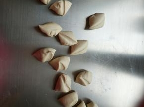 发酵好的面团，沾干粉排气揉匀，切成小挤子，每个40克左右