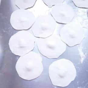 擀成外围薄，中间厚的皮，包入适量馅料