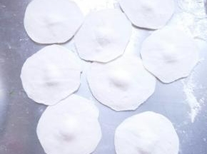 擀成外围薄，中间厚的皮，包入适量馅料