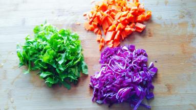 准备菠菜，紫甘蓝，胡萝卜清洗干净切碎。