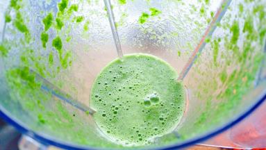 蔬菜分别放入料理机中，加入半碗清水打成汁。