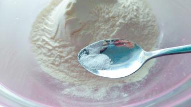 面粉每份200克，加入盐1克，食用碱0.5克混合拌匀。