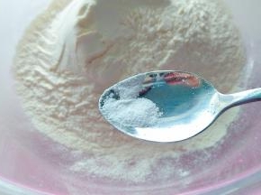 面粉每份200克，加入盐1克，食用碱0.5克混合拌匀。