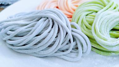 所有的面条撒上干粉防粘。