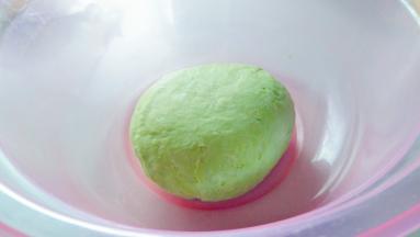 揉成软硬的面团，这是菠菜面。