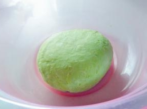 揉成软硬的面团，这是菠菜面。