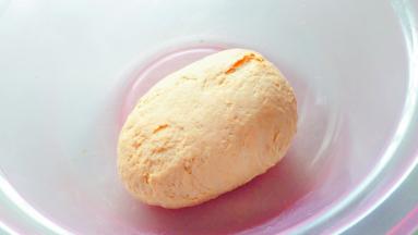 胡萝卜面团也是同样的方法揉出。