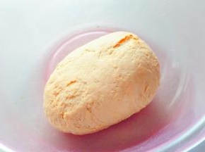 胡萝卜面团也是同样的方法揉出。