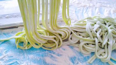 这是压出的菠菜面。