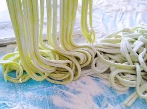 这是压出的菠菜面。