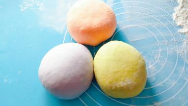 包上保鲜膜进行醒发20分钟。