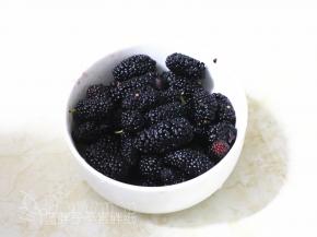桑葚清洗干净之后用厨房纸巾吸干水分。