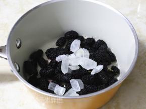 加入冰糖，柠檬汁，混合均匀，腌制30分钟。