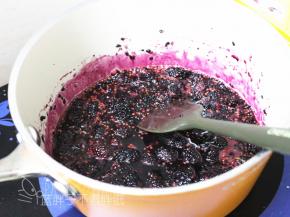 腌制好的桑葚倒入厚底的奶锅中，开小火熬煮桑葚酱。在熬煮期间记得要用刮刀压一下桑葚，让它更好软化出浆。