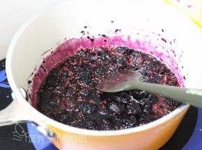 腌制好的桑葚倒入厚底的奶锅中，开小火熬煮桑葚酱。在熬煮期间记得要用刮刀压一下桑葚，让它更好软化出浆。