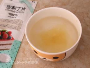 吉利丁片剪成大片，加入可食用冷水，放到冰箱冷藏泡软。
