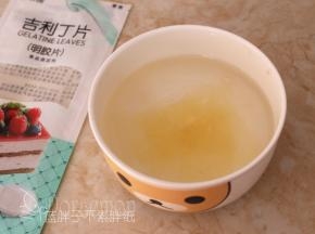 吉利丁片剪成大片，加入可食用冷水，放到冰箱冷藏泡软。