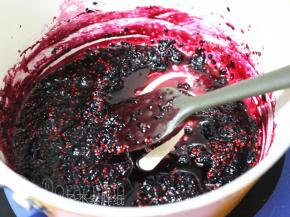 一边熬煮一边用刮刀不断压拌，直到果酱编成浓稠，刮刀划过锅底能留下清晰纹路即可。