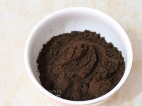 奥利奥饼干碎用料理机打成粉，你也可以放进密封袋里面，用擀面杖压碎。