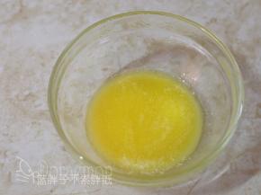 黄油隔水加热融化。